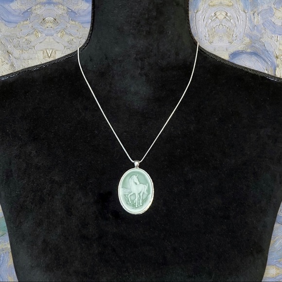 Handmade Unicorn Cameo Pendant 3D Necklace Green & White 925 Stamped Silver - Picture 2 of 7